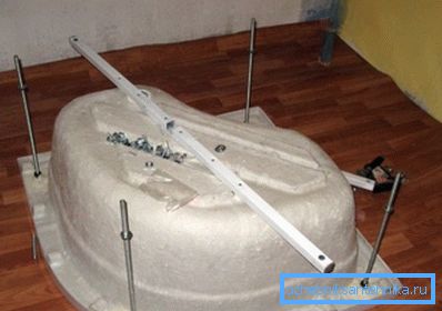 Kutna tuš kabina 100x100 s visokom bazom tijekom instalacije Kutna tuš kabina 100x100 s visokom bazom tijekom instalacije
