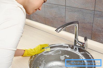Sink njegu svojom tekućom deterdžentom Sink njegu svojom tekućom deterdžentom