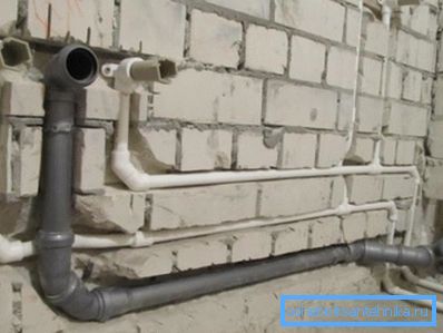 Polaganje moderne plastične komunikacije u kupaonskom zidu. Polaganje moderne plastične komunikacije u kupaonskom zidu.