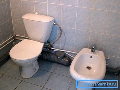 WC s montiranim bideom WC s montiranim bideom