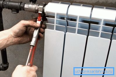 Ugradnja aluminijskog radijatora s slavinom za vodu. Ugradnja aluminijskog radijatora s slavinom za vodu.