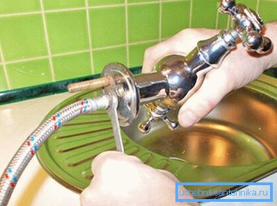 Instaliranje kuhinjske slavine ne zahtijeva posebne alate Instaliranje kuhinjske slavine ne zahtijeva posebne alate