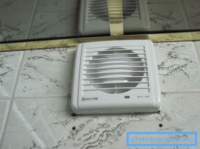 Uloženo napa u kupaonici omogućuje vam ubrzanje ventilacije i uklanjanje viška vlage Uloženo napa u kupaonici omogućuje vam ubrzanje ventilacije i uklanjanje viška vlage
