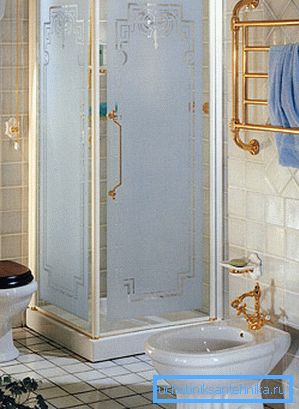 Instalirani tušni prostor sa stranama od 90 cm Instalirani tušni prostor sa stranama od 90 cm