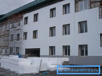 Zagrijavanje fasade može smanjiti gubitak topline za pola. Zagrijavanje fasade može smanjiti gubitak topline za pola.