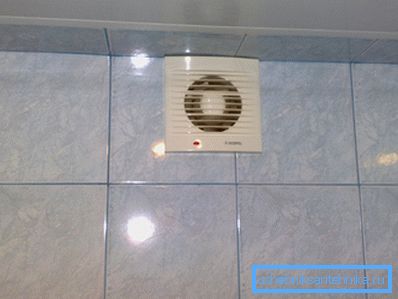 U gradskom stanu dovoljno je ugraditi ventilatore za ispuštanje u ventilacijske kanale. U gradskom stanu dovoljno je ugraditi ventilatore za ispuštanje u ventilacijske kanale.