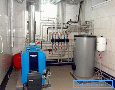 Kotao na kruta gorivo instaliran u kotlovnici Kotao na kruta gorivo instaliran u kotlovnici