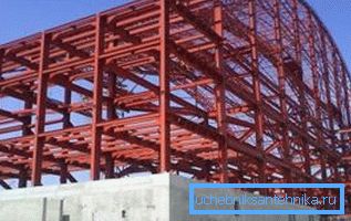 U procesu izgradnje stadiona koriste se cijevi različitih veličina.