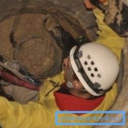 Ovisno o vrsti izvora i njegovoj dubini, čišćenje se uobičajeno dijeli na nekoliko osnovnih metoda koje se mogu primijeniti bez uključivanja vanjskih stručnjaka: Ovisno o vrsti izvora i njegovoj dubini, čišćenje se uobičajeno dijeli na nekoliko osnovnih metoda koje se mogu primijeniti bez uključivanja vanjskih stručnjaka: