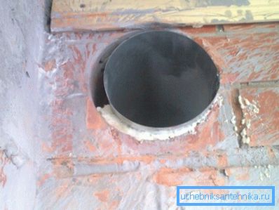 Ventilacijski kanali postavljeni su ispod stropa za jedan jednostavan razlog - toplinski zrak je teži od hladnoće pa se ravnomjerno pada na pod Ventilacijski kanali postavljeni su ispod stropa za jedan jednostavan razlog - toplinski zrak je teži od hladnoće pa se ravnomjerno pada na pod