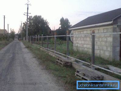 Okomiti stupovi potpornja izrađeni od azbestnog cementa. Okomiti stupovi potpornja izrađeni od azbestnog cementa.