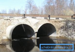 Cjevovodne cijevi na spremniku Cjevovodne cijevi na spremniku