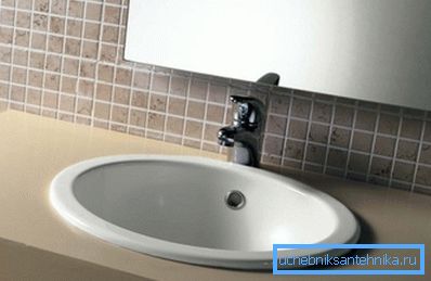 Umivaonik umivaonika drži se na mjestu vlastitom težinom. Umivaonik umivaonika drži se na mjestu vlastitom težinom.