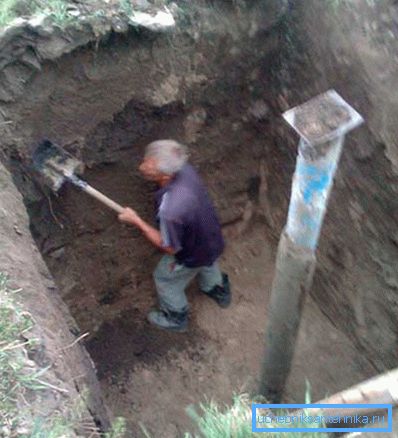 Otkopavamo jarak za kavez. Otkopavamo jarak za kavez.