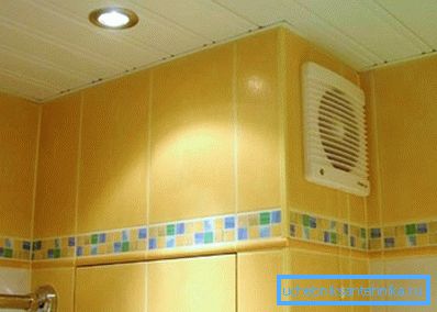 Hood u kupaonici, opremljen ventilatorom Hood u kupaonici, opremljen ventilatorom