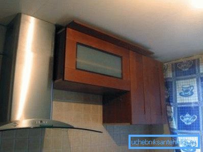 Ventilacioni kanal je skriven iza metalne kutije. Ventilacioni kanal je skriven iza metalne kutije.
