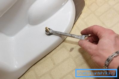 Pritegnite vijke za pričvršćivanje Pritegnite vijke za pričvršćivanje