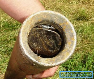 Školjka je metalni prsten s kontrolnim ventilom na kraju. Školjka je metalni prsten s kontrolnim ventilom na kraju.